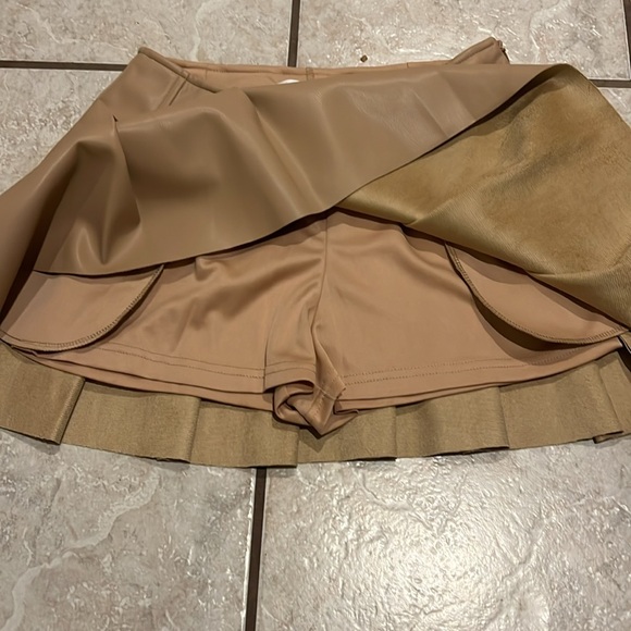 Baby Pink Sleek Edges Tan Taupe Faux Leather Pleated Mini Skirt Skort NWT - Picture 6 of 9
